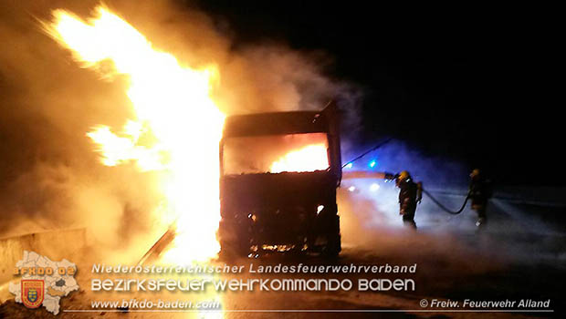 20170221 LKW Sattelkraftfahrzeugzug auf der A21 kurz nach Hochstrass Richtung A1 in Vollbrand Foto: © FF Alland