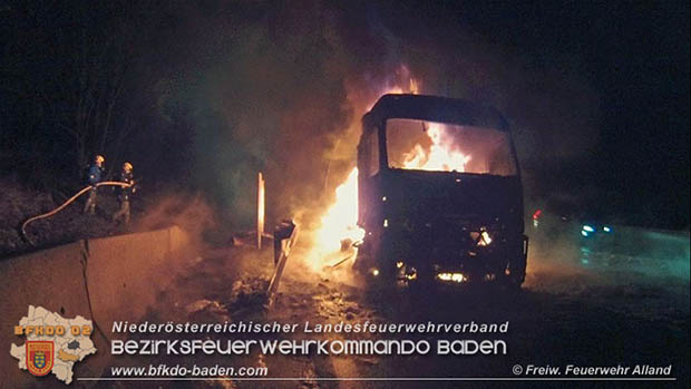 20170221 LKW Sattelkraftfahrzeugzug auf der A21 kurz nach Hochstrass Richtung A1 in Vollbrand Foto: © FF Alland