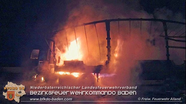 20170221 LKW Sattelkraftfahrzeugzug auf der A21 kurz nach Hochstrass Richtung A1 in Vollbrand Foto: © FF Alland