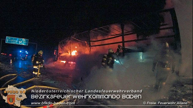 20170221 LKW Sattelkraftfahrzeugzug auf der A21 kurz nach Hochstrass Richtung A1 in Vollbrand Foto: © FF Alland