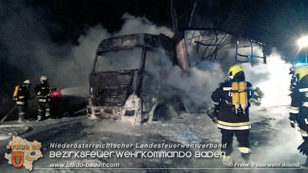 20170221 LKW Sattelkraftfahrzeugzug auf der A21 kurz nach Hochstrass Richtung A1 in Vollbrand Foto: © FF Alland