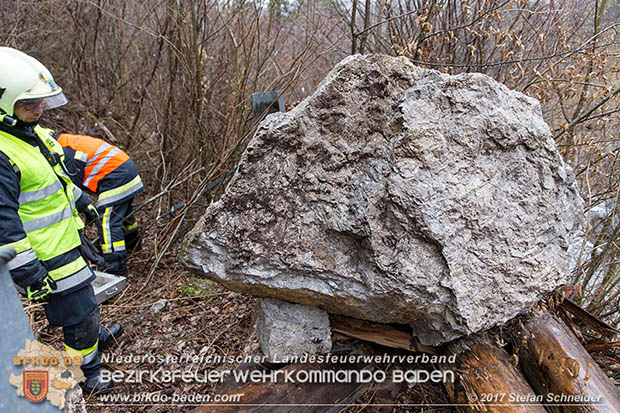 20170305 Feuerwehreinsatz nach Steinschlag im Helenental  Foto: © Stefan Schneider