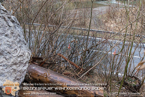 20170305 Feuerwehreinsatz nach Steinschlag im Helenental  Foto: © Stefan Schneider