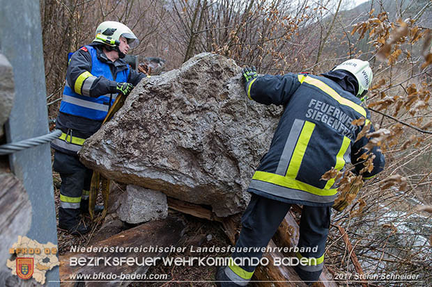 20170305 Feuerwehreinsatz nach Steinschlag im Helenental  Foto: © Stefan Schneider