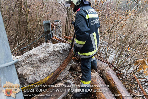 20170305 Feuerwehreinsatz nach Steinschlag im Helenental  Foto: © Stefan Schneider