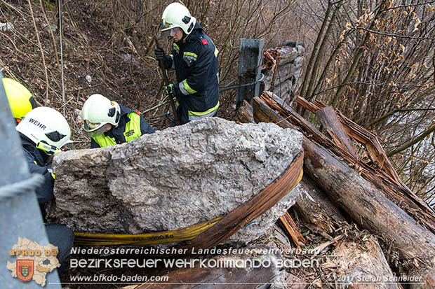 20170305 Feuerwehreinsatz nach Steinschlag im Helenental  Foto: © Stefan Schneider