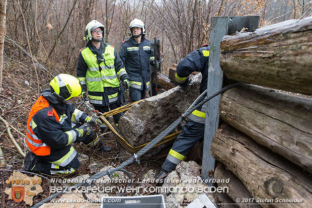 20170305 Feuerwehreinsatz nach Steinschlag im Helenental  Foto: © Stefan Schneider
