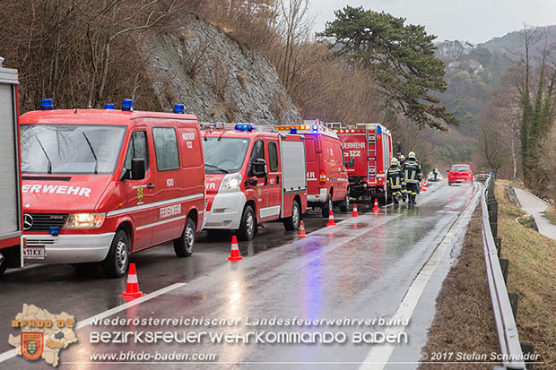 20170305 Feuerwehreinsatz nach Steinschlag im Helenental  Foto: © Stefan Schneider