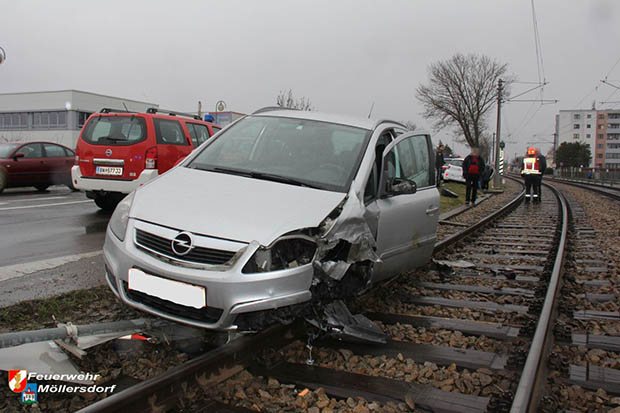 20170310 Verkehrsunfall zweier Pkws beim WLB Bahnübergang in Möllersdorf  Foto: © Freiwillige Feuerwehr Möllersdorf 