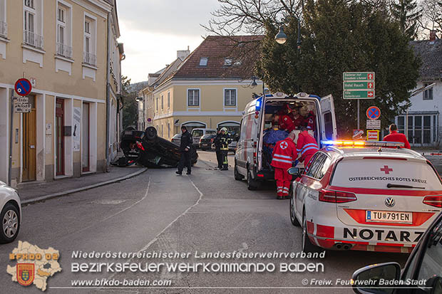 20170312 Fahrzeugüberschlag in der "30er Zone" in Baden  Foto: © Freiwillige Feuerwehr Baden-Stadt