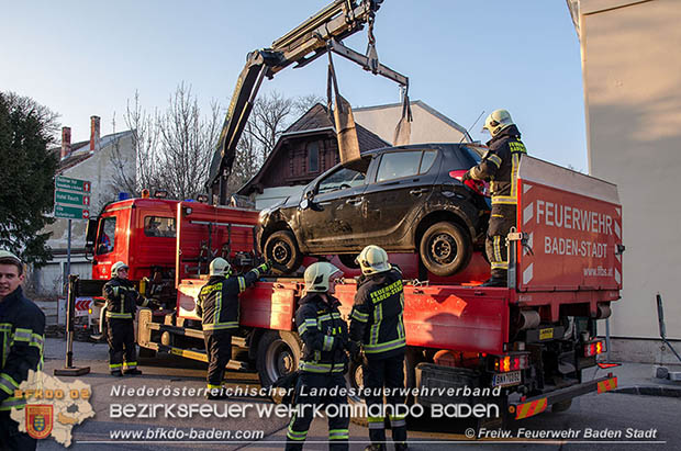 20170312 Fahrzeugüberschlag in der "30er Zone" in Baden  Foto: © Freiwillige Feuerwehr Baden-Stadt