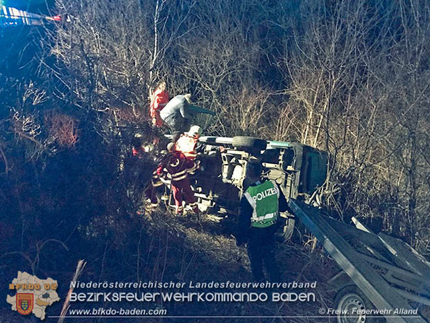 20170312 Kleinbus verunfallt auf der A21 bei Alland  Foto: © FF Alland