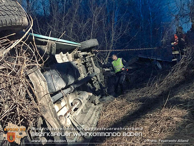20170312 Kleinbus verunfallt auf der A21 bei Alland  Foto: © FF Alland