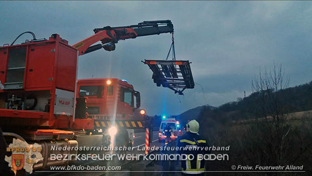 20170312 Kleinbus verunfallt auf der A21 bei Alland  Foto: © FF Alland