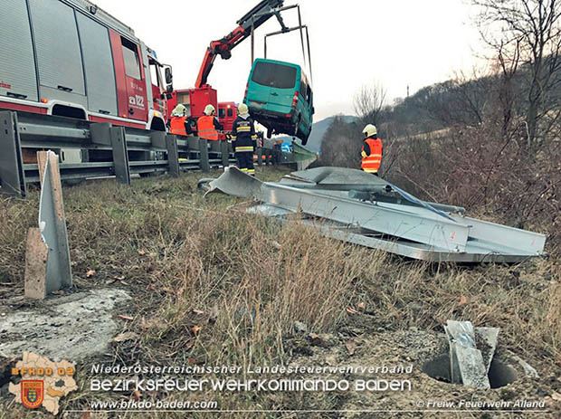 20170312 Kleinbus verunfallt auf der A21 bei Alland  Foto: © FF Alland