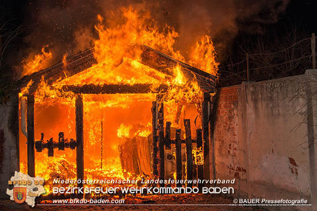 20170313 Brand einer Müllinsel bei einer Wohnhausanlage in Traiskirchen  Foto: © Bauer Pressefotografie