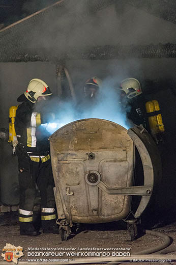 20170313 Brand einer Müllinsel bei einer Wohnhausanlage in Traiskirchen  Foto: © Bauer Pressefotografie