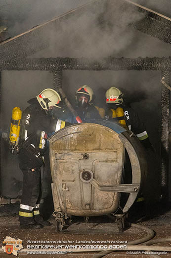 20170313 Brand einer Müllinsel bei einer Wohnhausanlage in Traiskirchen Foto: © Bauer Pressefotografie 20170313 Brand einer Müllinsel bei einer Wohnhausanlage in Traiskirchen Foto: © Bauer Pressefotografie