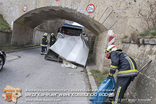 20170321 Klein Lkw prallt gegen Unterführung in Pfaffstätten  Foto: © Stefan Schneider