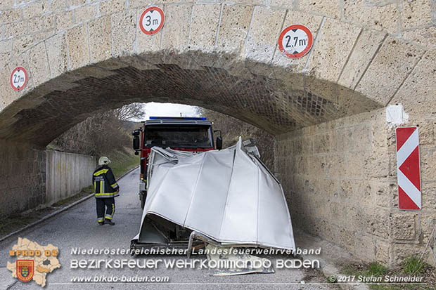 20170321 Klein Lkw prallt gegen Unterführung in Pfaffstätten  Foto: © Stefan Schneider