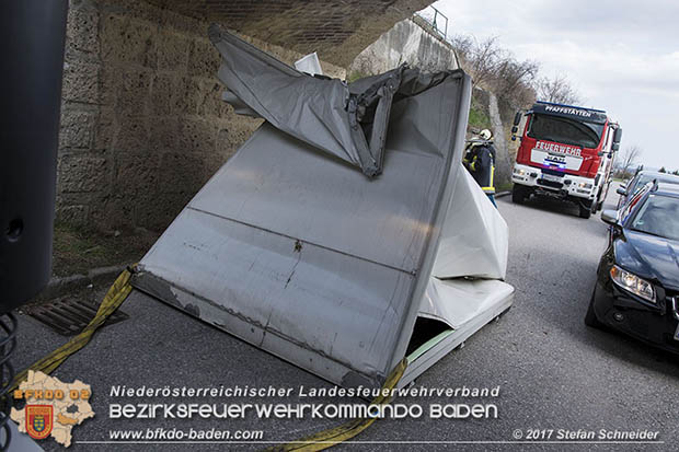 20170321 Klein Lkw prallt gegen Unterführung in Pfaffstätten  Foto: © Stefan Schneider