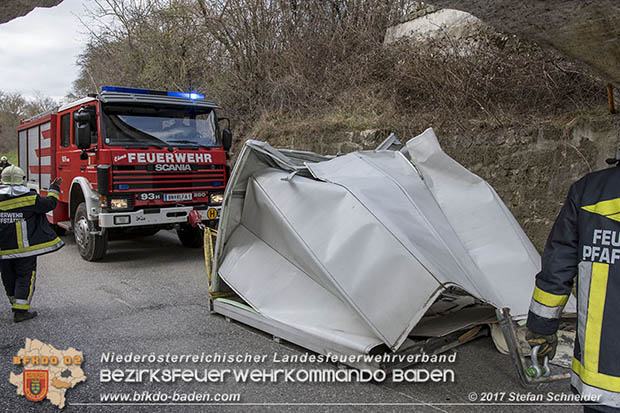 20170321 Klein Lkw prallt gegen Unterführung in Pfaffstätten  Foto: © Stefan Schneider