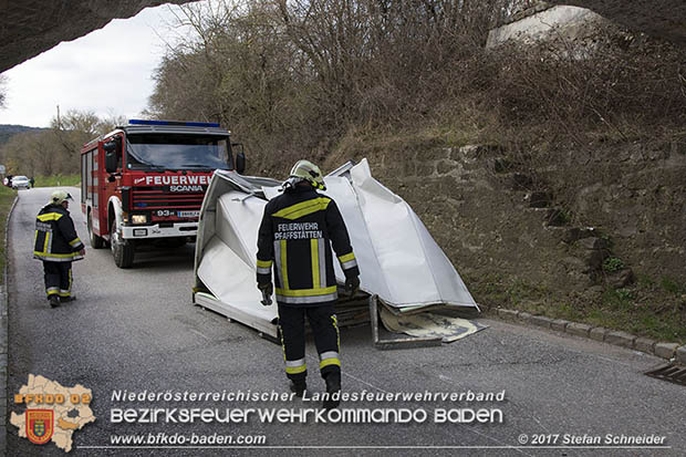 20170321 Klein Lkw prallt gegen Unterführung in Pfaffstätten  Foto: © Stefan Schneider