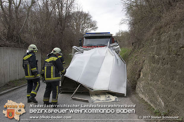 20170321 Klein Lkw prallt gegen Unterführung in Pfaffstätten  Foto: © Stefan Schneider