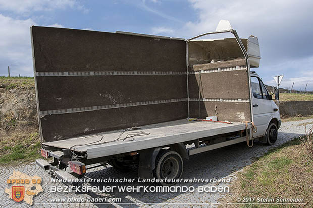 20170321 Klein Lkw prallt gegen Unterführung in Pfaffstätten  Foto: © Stefan Schneider