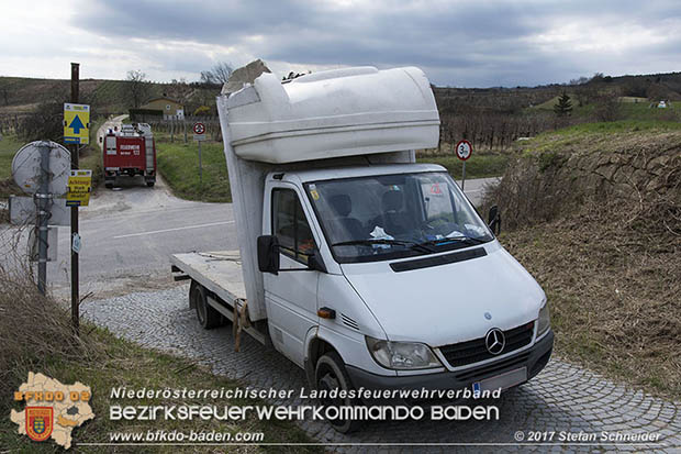 20170321 Klein Lkw prallt gegen Unterführung in Pfaffstätten  Foto: © Stefan Schneider