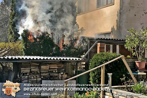 20170327 Brand einer Garage eines Einfamilienhauses in Baden Ortsteil Weikersdorf Foto: Stefan Schneider FF Baden-Stadt 20170327 Brand einer Garage eines Einfamilienhauses in Baden Ortsteil Weikersdorf Foto: Stefan Schneider FF Baden-Stadt