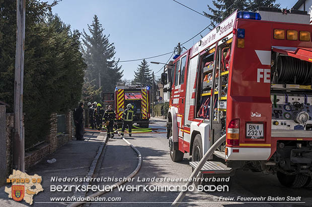 20170327 Brand einer Garage eines Einfamilienhauses in Baden Ortsteil Weikersdorf Foto: Stefan Schneider FF Baden-Stadt 20170327 Brand einer Garage eines Einfamilienhauses in Baden Ortsteil Weikersdorf Foto: Stefan Schneider FF Baden-Stadt