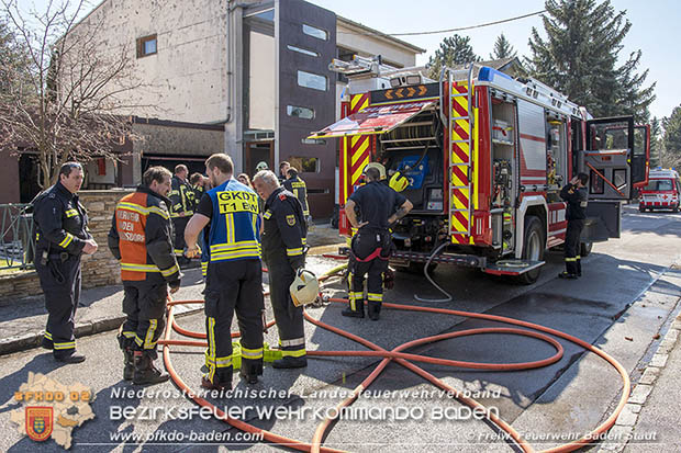20170327 Brand einer Garage eines Einfamilienhauses in Baden Ortsteil Weikersdorf  Foto: Stefan Schneider FF Baden-Stadt