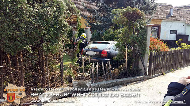 20170404 Pkw landet in Vorgarten  Foto: © FF Pottendorf