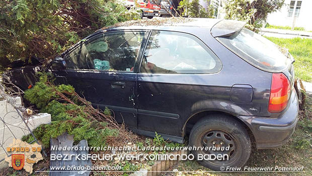 20170404 Pkw landet in Vorgarten  Foto: © FF Pottendorf