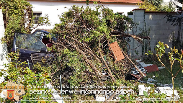 20170404 Pkw landet in Vorgarten Foto: © FF Pottendorf 20170404 Pkw landet in Vorgarten Foto: © FF Pottendorf