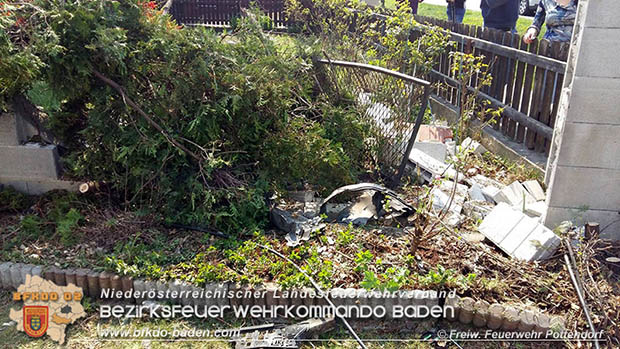 20170404 Pkw landet in Vorgarten Foto: © FF Pottendorf 20170404 Pkw landet in Vorgarten Foto: © FF Pottendorf