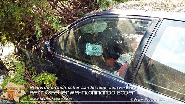 20170404 Pkw landet in Vorgarten Foto: © FF Pottendorf 20170404 Pkw landet in Vorgarten Foto: © FF Pottendorf