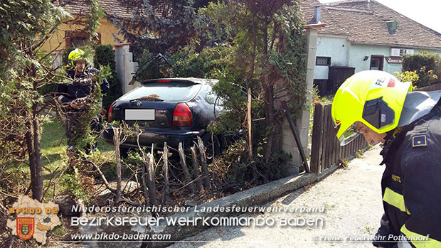 20170404 Pkw landet in Vorgarten  Foto: © FF Pottendorf