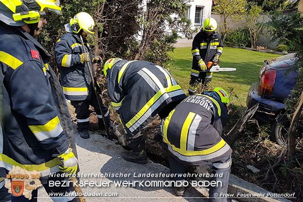 20170404 Pkw landet in Vorgarten Foto: © FF Pottendorf 20170404 Pkw landet in Vorgarten Foto: © FF Pottendorf