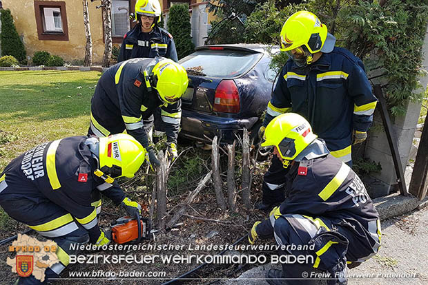 20170404 Pkw landet in Vorgarten Foto: © FF Pottendorf 20170404 Pkw landet in Vorgarten Foto: © FF Pottendorf
