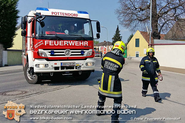 20170404 Pkw landet in Vorgarten Foto: © FF Pottendorf 20170404 Pkw landet in Vorgarten Foto: © FF Pottendorf
