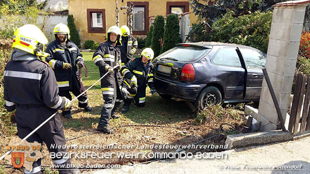 20170404 Pkw landet in Vorgarten Foto: © FF Pottendorf 20170404 Pkw landet in Vorgarten Foto: © FF Pottendorf