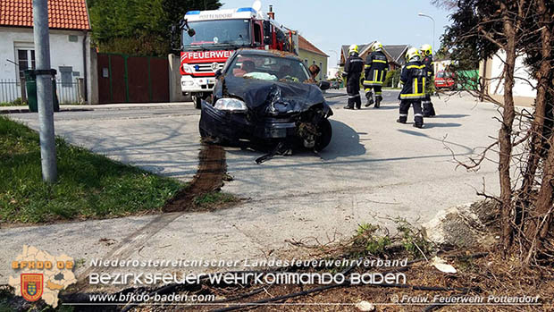 20170404 Pkw landet in Vorgarten Foto: © FF Pottendorf 20170404 Pkw landet in Vorgarten Foto: © FF Pottendorf