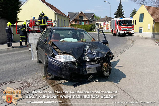 20170404 Pkw landet in Vorgarten  Foto: © FF Pottendorf