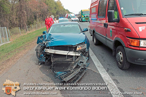20170412 Verkehrsufall mit voll besetzte Kleibus auf der A21 nach Hochstrass Richtung Wien  Foto: © FF Alland