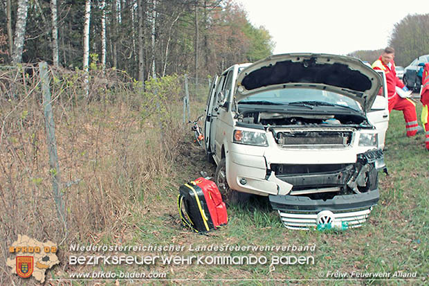 20170412 Verkehrsufall mit voll besetzte Kleibus auf der A21 nach Hochstrass Richtung Wien  Foto: © FF Alland