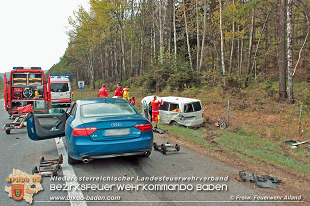 20170412 Verkehrsufall mit voll besetzte Kleibus auf der A21 nach Hochstrass Richtung Wien  Foto: © FF Alland