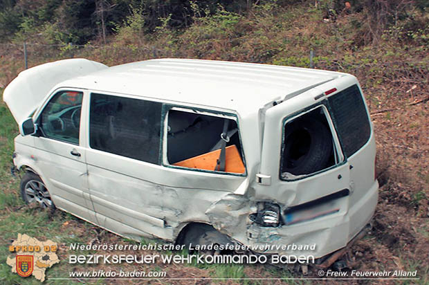 20170412 Verkehrsufall mit voll besetzte Kleibus auf der A21 nach Hochstrass Richtung Wien  Foto: © FF Alland