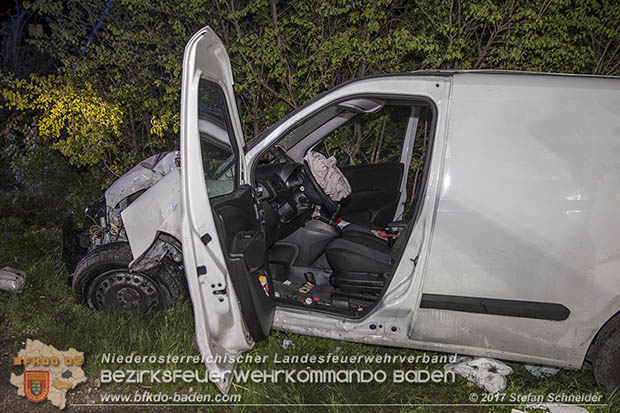 20170413 Schwerer Verkehrsufall auf der L156 Traiskirchen-Trumau  Foto: © Stefan Schneider